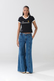 Camiseta negra college con contrastes blancos y cuello V