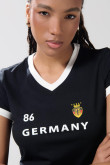Camiseta negra college con contrastes blancos y cuello V