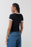 Camiseta negra college con contrastes blancos y cuello V
