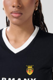 Camiseta negra college con contrastes blancos y cuello V