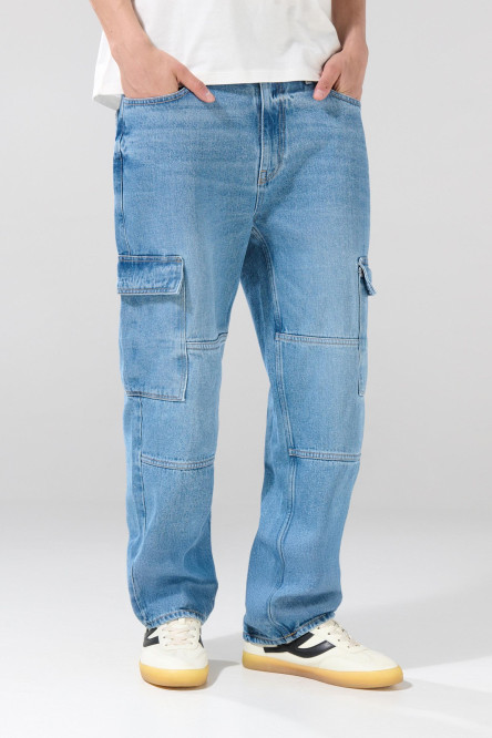 Jean cargo azul bota recta con tiro medio y bolsillos
