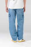 Jean cargo azul bota recta con tiro medio y bolsillos