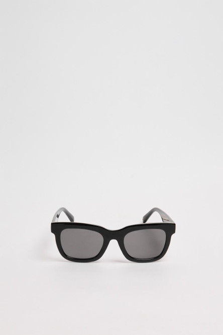 Gafas de sol con marco rectangular en color negro y lentes esfumados en contraste.