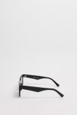 Gafas de sol con marco rectangular en color negro y lentes esfumados en contraste.