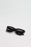 Gafas de sol con marco rectangular en color negro y lentes esfumados en contraste.