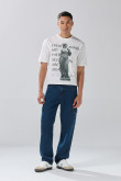 Camiseta manga corta crema con diseño de escultura