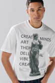 Camiseta manga corta crema con diseño de escultura