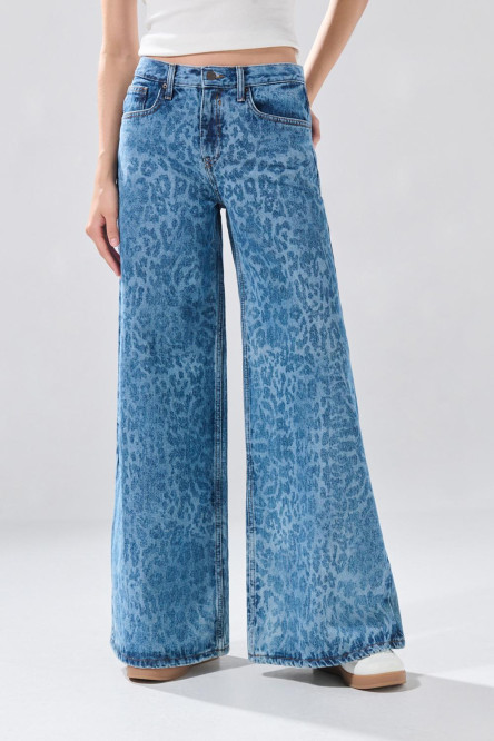 Jean palazzo azul medio con bota ancha y diseños localizados