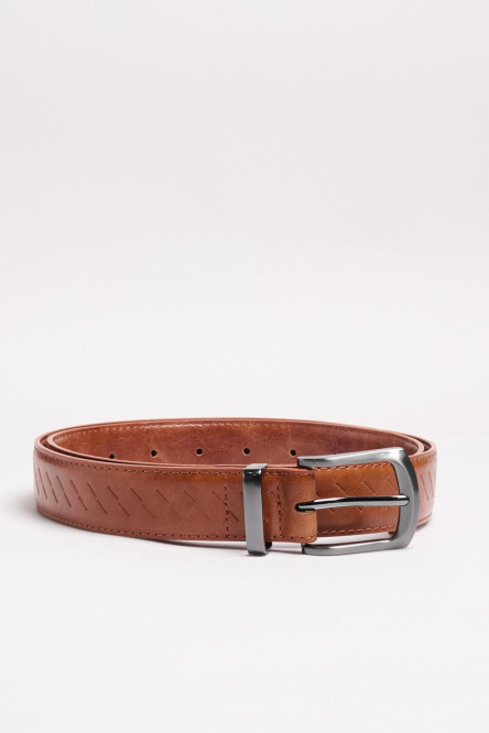 Cinturón masculino sintético unicolor con trabilla y hebilla metálica.