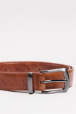 Cinturón masculino sintético unicolor con trabilla y hebilla metálica.