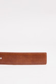 Cinturón masculino sintético unicolor con trabilla y hebilla metálica.