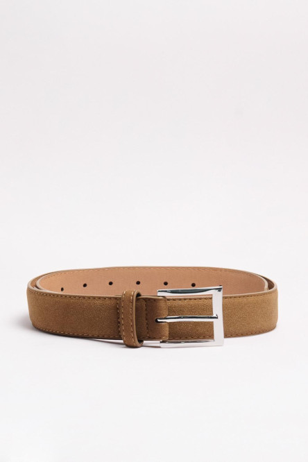 Cinturón masculino en suede unicolor con trabilla y hebilla metálica.