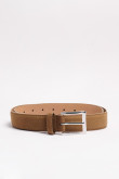 Cinturón masculino en suede unicolor con trabilla y hebilla metálica.