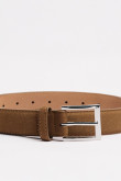 Cinturón masculino en suede unicolor con trabilla y hebilla metálica.