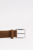 Cinturón masculino en suede unicolor con trabilla y hebilla metálica.
