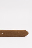 Cinturón masculino en suede unicolor con trabilla y hebilla metálica.