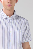 Camisa unicolor a rayas con manga corta y bolsillo