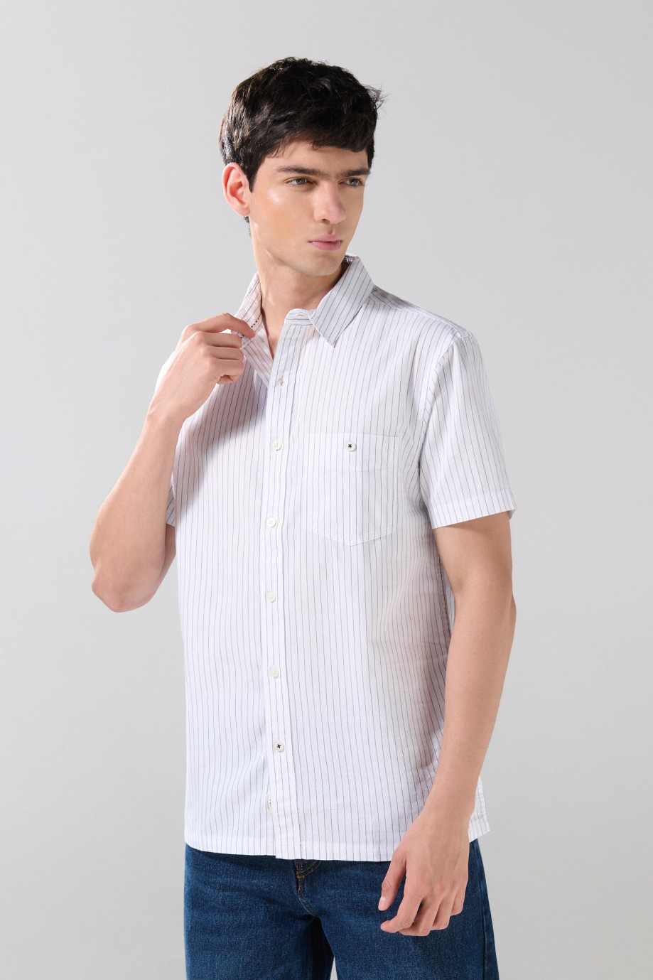 Camisa unicolor a rayas con manga corta y bolsillo