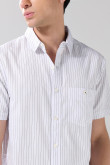 Camisa unicolor a rayas con manga corta y bolsillo