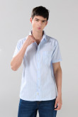 Camisa unicolor a rayas con manga corta y bolsillo