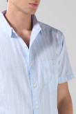Camisa unicolor a rayas con manga corta y bolsillo