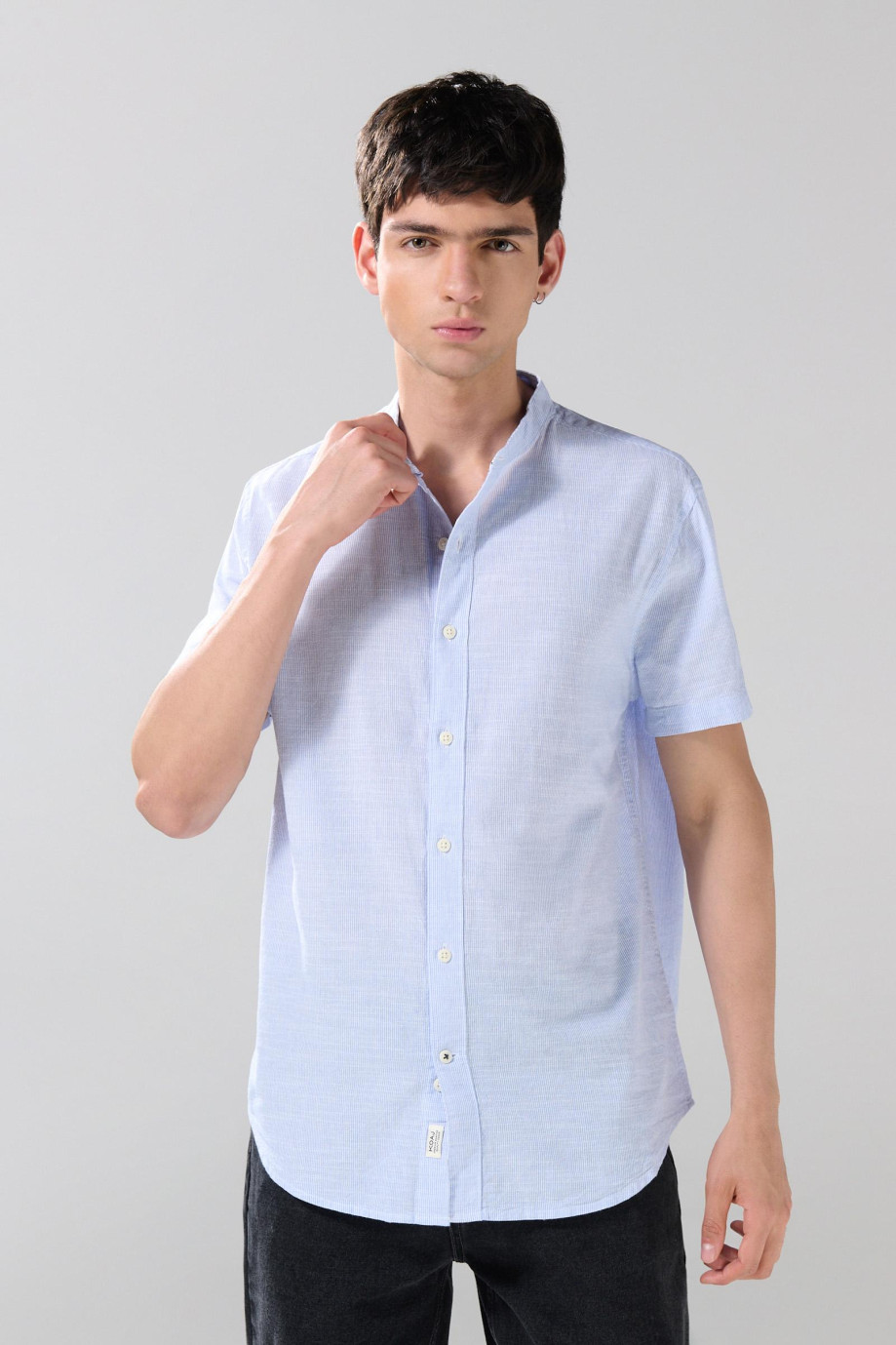 Camisa cuello nerú unicolor con rayas y manga corta