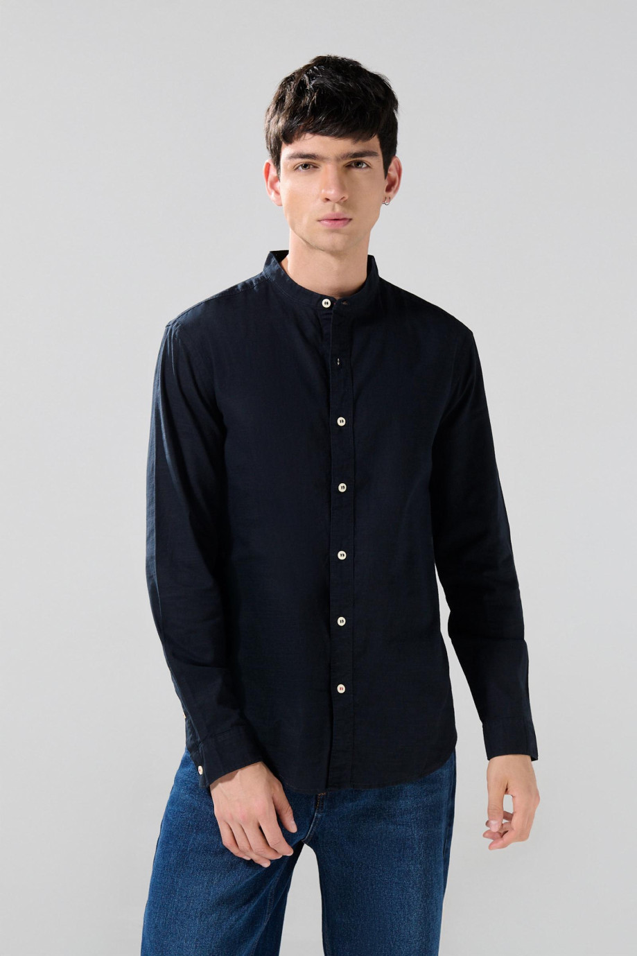 Camisa en algodón con cuello nerú unicolor y botones