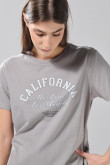 Camiseta gris medio cuello redondo con estampado college