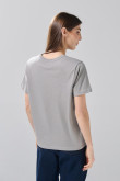 Camiseta gris medio cuello redondo con estampado college