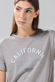 Camiseta gris medio cuello redondo con estampado college