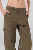Pantalón cargo tiro alto unicolor con bota recta