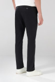 Pantalón tiro medio unicolor slim en dril con bolsillos