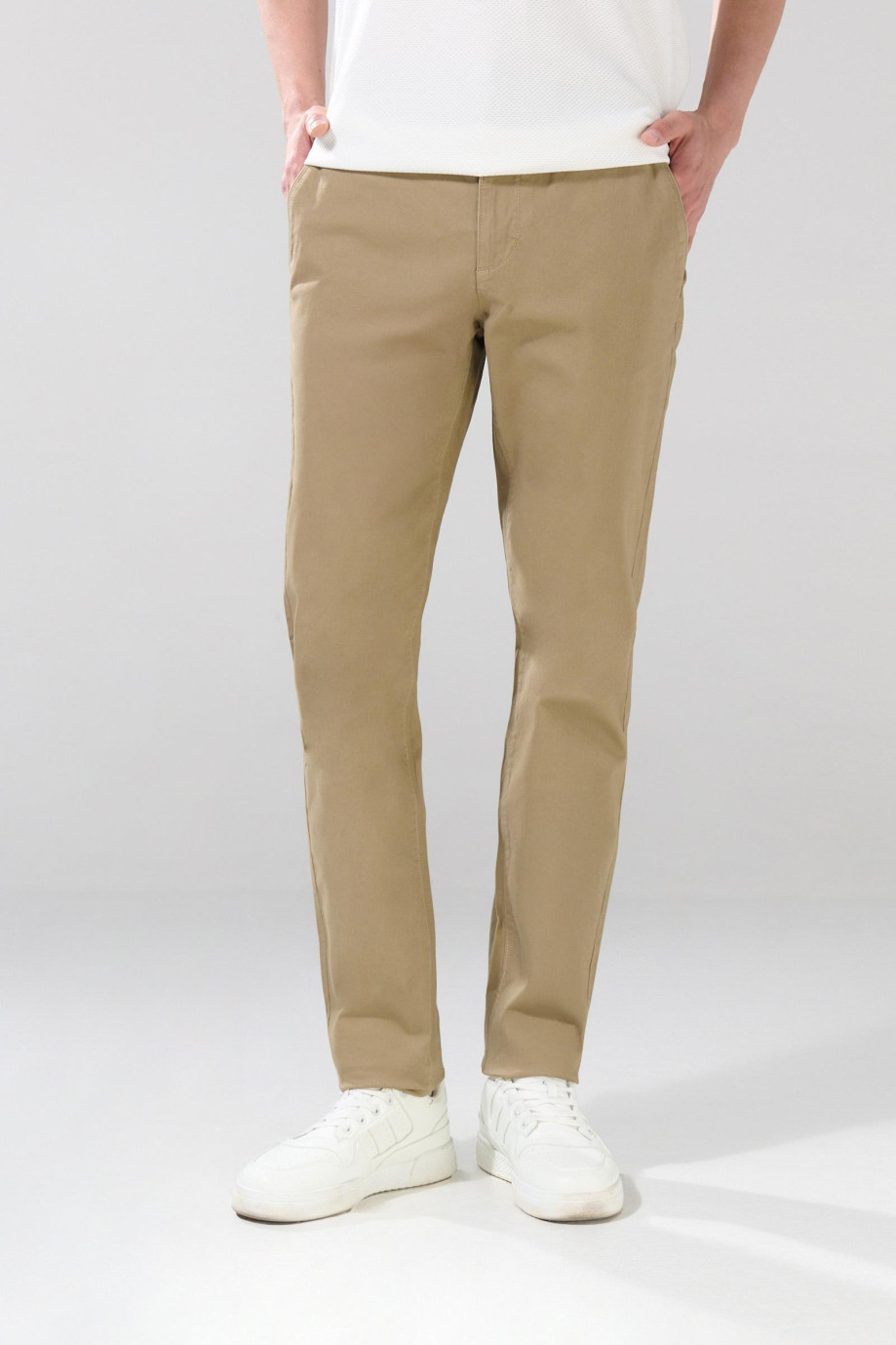 Pantalón tiro medio unicolor slim en dril con bolsillos