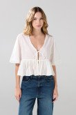 Blusa crema clara con escote V y detalles de encaje