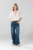 Blusa crema clara con escote V y detalles de encaje