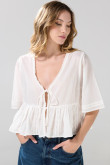 Blusa crema clara con escote V y detalles de encaje