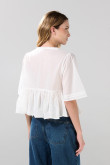 Blusa crema clara con escote V y detalles de encaje