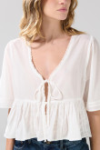 Blusa crema clara con escote V y detalles de encaje