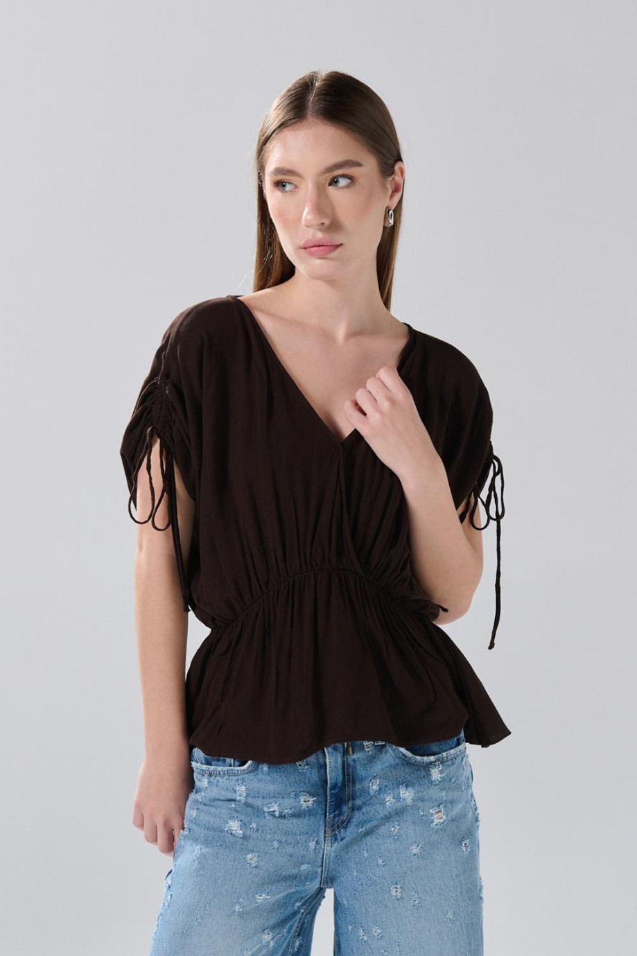 Blusa unicolor con elástico en cintura y manga larga