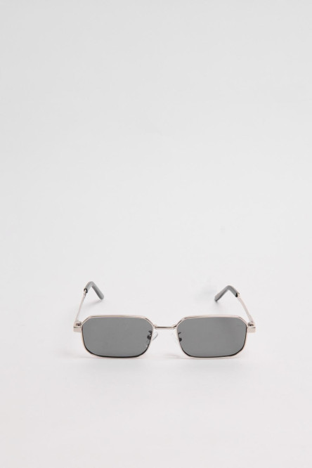 Gafas de sol clásicas con marco rectangular metálico dorado, negro y plateado con lente de en contraste.