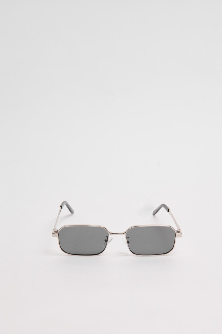 Gafas de sol clásicas con marco rectangular metálico dorado, negro y plateado con lente de en contraste.
