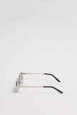 Gafas de sol clásicas con marco rectangular metálico dorado, negro y plateado con lente de en contraste.