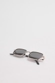Gafas de sol clásicas con marco rectangular metálico dorado, negro y plateado con lente de en contraste.