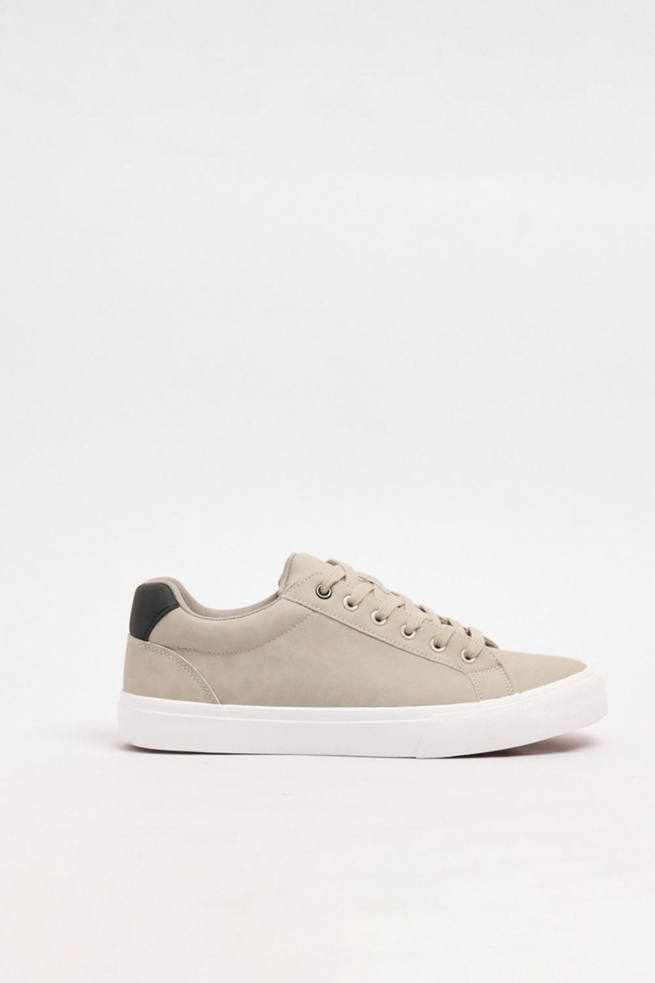 Tenis unicolores casuales con suelas en contraste planas