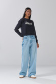 Buzo azul intenso cuello redondo con texto college en frente