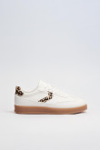 Tenis casuales cremas claros con diseños de animal print