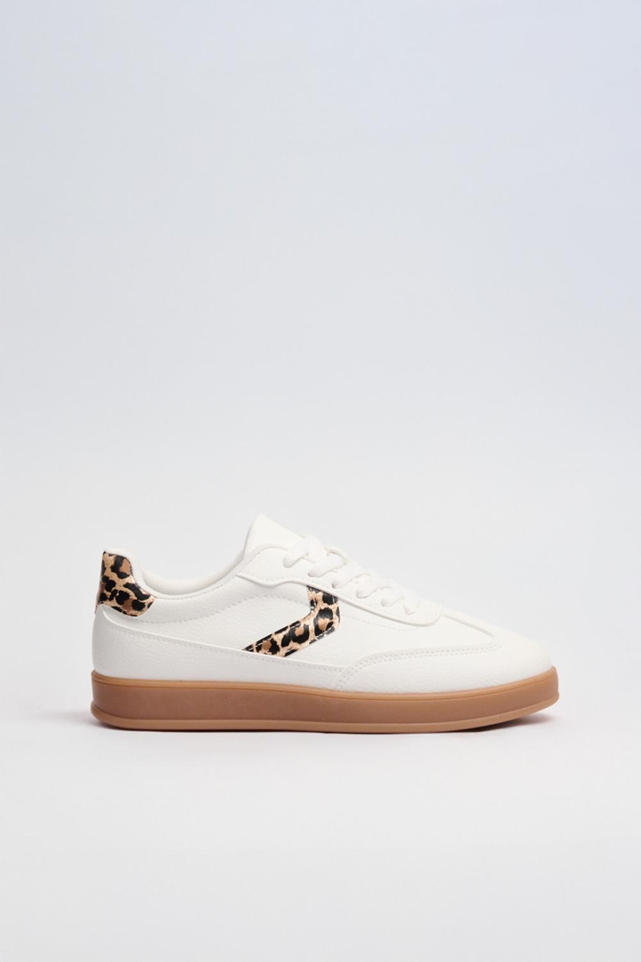 Tenis casuales cremas claros con diseños de animal print