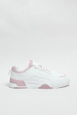 Tenis urbanos color blanco con contraste rosa.