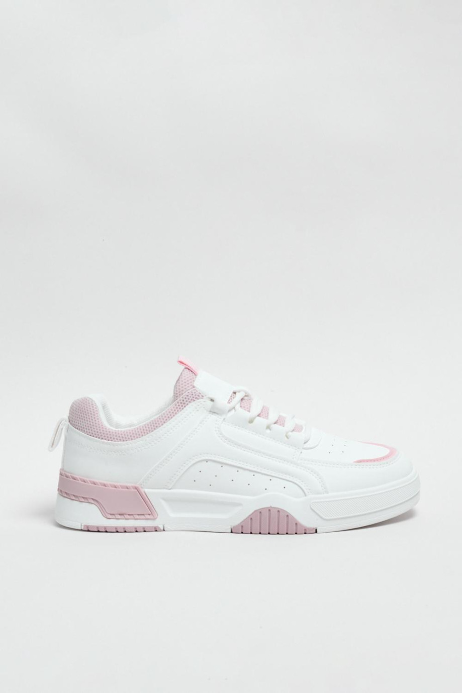 Tenis urbanos color blanco con contraste rosa.