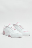 Tenis urbanos color blanco con contraste rosa.